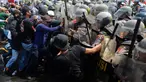 Pengunjuk rasa berupaya menerobos barikade personel kepolisian saat simulasi pengamanan Pemilu 2024 di halaman Kampus Universitas Islam Internasional Indonesia, Depok, Jawa Barat, Selasa (17/10/2023). (merdeka.com/Arie Basuki)