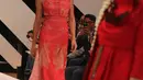 Seorang model memamerkan busana di atas catwalk dalam gelaran parade busana 10 Iconic Designer di pembukaan Fashion Nation 2016 di Senayan City, Jakarta, Kamis (14/4). Model ini tampak cantik dengan riasan dramatis di wajah. (Liputan6.com/Herman Zakharia)