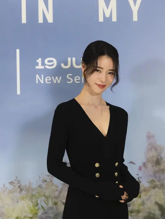 Pesona lainnya dari Lim Ji Yeon mengenakan blazer dress dengan leher yang dalam dan kancing-kancing besar. Foto: Instagram.