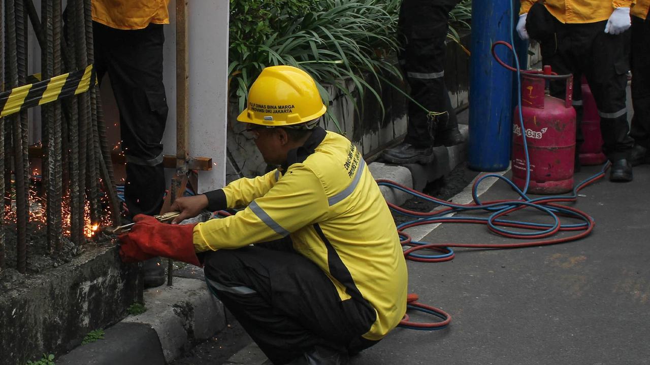 FOTO: Pemprov DKI Mulai Bongkar Tiang Monorel Mangkrak di Jalan HR Rasuna Said