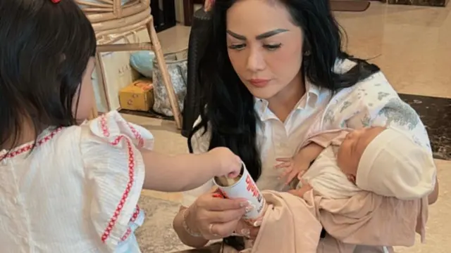 Potret Kris Dayanti, Azura, dan Ameena (Instagram/@krisdayantilemos)