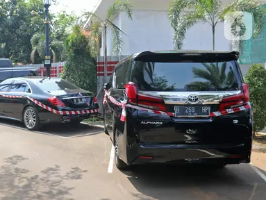 Sejumlah mobil mewah milik tersangka Jiwasraya terparkir di Kejaksaan Agung, Jakarta, Kamis (16/1/2020). Penyidik Kejagung menyita sejumlah kendaraan dari tersangka kasus dugaan korupsi Jiwasraya berupa enam mobil berbagai merk dan satu motor Harley Davidson. (Liputan6.com/Herman Zakharia)