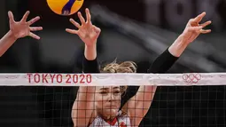 Atlet Voli Turki, Zehra Gunes memblok bola pemain China pada pertandingan penyisihan grup B bola voli putri Olimpiade Tokyo 2020 di Tokyo, Jepang (25/7/2021). Wanita 22 tahun kelahiran 7 Juli 1999 itu terlihat cukup menonjol di antara pemain-pemain lainnya. (AP Photo/Manu Fernandez)