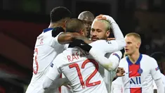 Striker Paris Saint-Germain, Neymar (tengah), merayakan gol ketiga PSG bersama rekan-rekannya dalam laga lanjutan Liga Champions 2020/21 Grup H melawan Manchester United di Old Tarfford Stadium, Manchester, Rabu (2/12/2020) waktu setempat. PSG menang 3-1 atas Manchester United. (AFP/Oli Scarff)
