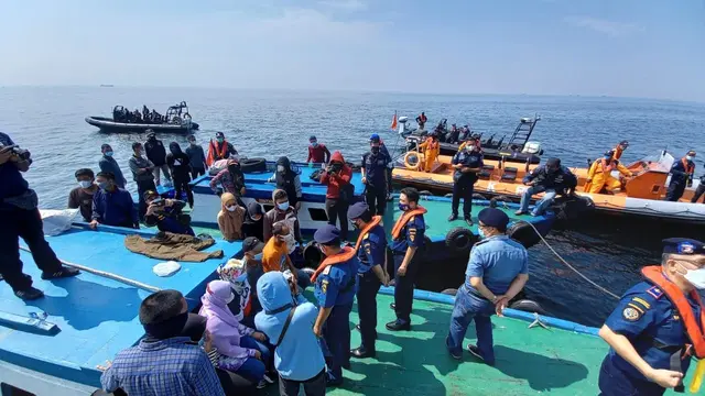 Kementerian Perhubungan menggagalkan rombongan masyarakat yang nekat mudik secara tersembunyi melalui jalur laut pada Minggu (9/5/2021) di perairan Teluk Jakarta. (Dok Kemenhub)