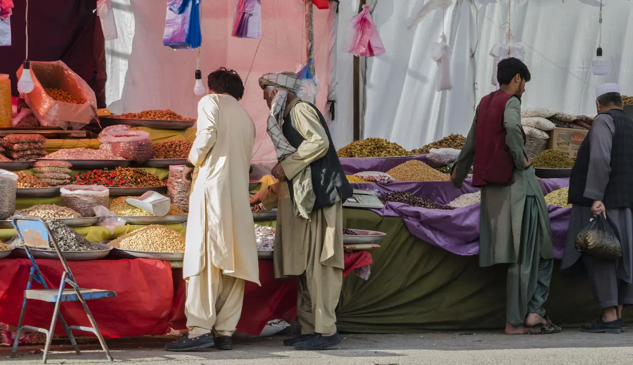 Warga Afghanistan berbelanja buah-buahan kering menjelang Hari Raya Idul Fitri di Herat, Afghanistan, Rabu (20/5/2020). Banyak warga Afghanistan mulai melakukan persiapan untuk menyambut Hari Raya Idul Fitri yang menandai berakhirnya bulan suci Ramadan. (Xinhua/Elaha Sahel)