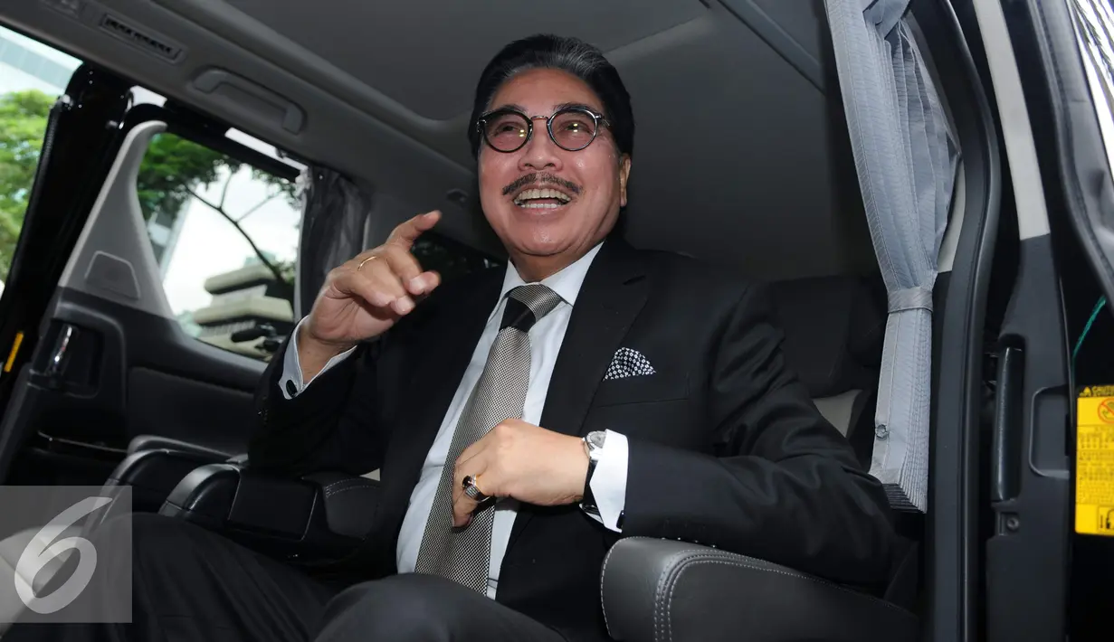 Hotma Sitompul berada di dalam mobil usai menjalani pemeriksaan, Jakarta (29/11). Hotma diperiksa sebagai saksi untuk tersangka Sugiharto dalam kasus dugaan korupsi proyek pengadaan e-KTP tahun 2011-2012. Liputan6.com/Helmi Affandi)