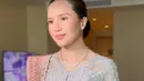 Tanpa aksesori berlebihan, Beby Tsabina kenakan kalung dan cincin berlian yang terlihat minimalis [@wirantikurniabride]