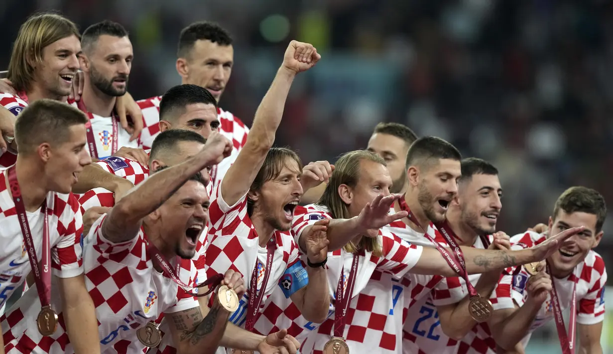Para pemain Kroasia melakukan selebrasi usai pertandingan playoff perebutan juara ketiga Piala Dunia 2022 melawan Maroko di Khalifa International Stadium di Doha, Qatar, Sabtu (17/12/2022). Kroasia sudah tiga kali naik podium dalam enam kali keikutsertaannya di turnamen akbar piala dunia. (AP Photo/Frank Augstein)