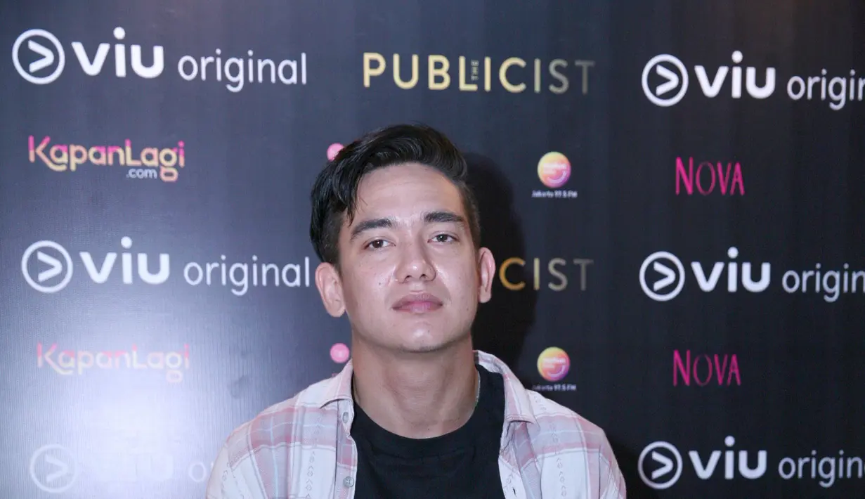 "Jadi kalian enggak akan tahu pacar gue siapa atau gue jomblo atau segala macam. Kalau kelihatannya punya pacar ya alhamdulillah. Kalau enggak ya udah," sambung Adipati Dolken. (Nurwahyunan/Bintang.com)