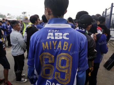 Seorang suporter menggunakan jersey dengan tulisan Miyabi 69 saat mononton laga Persib Bandung vs Bali United di Stadion Si Jalak Harupat, Soreang, Bandung, Rabu (30/3/2016). Miyabi nama bintang film porno di Jepang.(Bola.com/Nicklas Hanoatubun)
