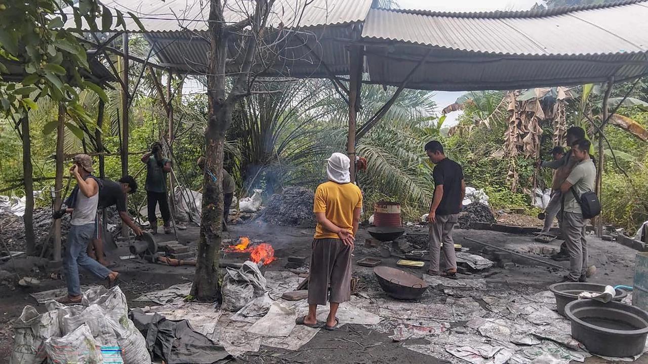 FOTO: Penggerebekan  Peleburan Timah Ilegal di Bangka