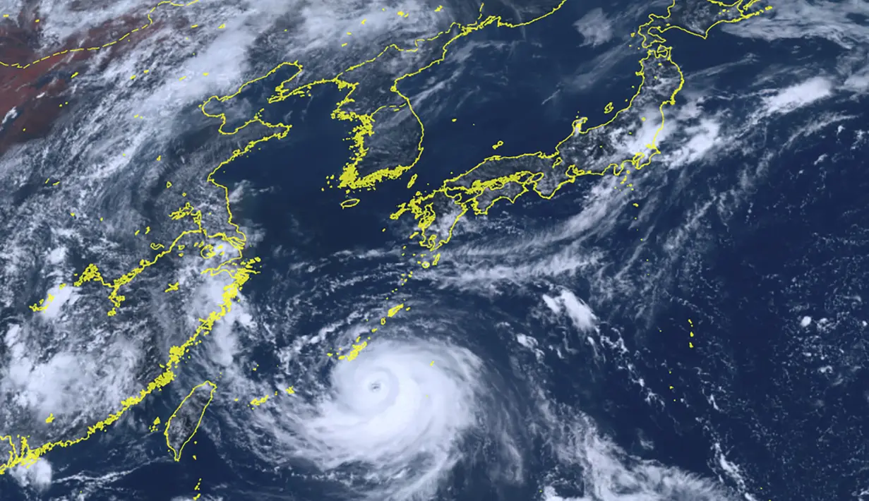 Badan Meteorologi Jepang mengatakan topan sedang menuju ke Laut China Timur, tetapi mungkin mengubah arah dan kembali ke Jepang akhir pekan ini. (Courtesy of National Institute of Information and Communications Technology (NICT) via AP)