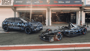 Cayenne Electric terbaru menggunakan teknologi inovatif yang langsung berasal dari mobil balap 99X Electric yang memenangkan gelar juara (Porsche)