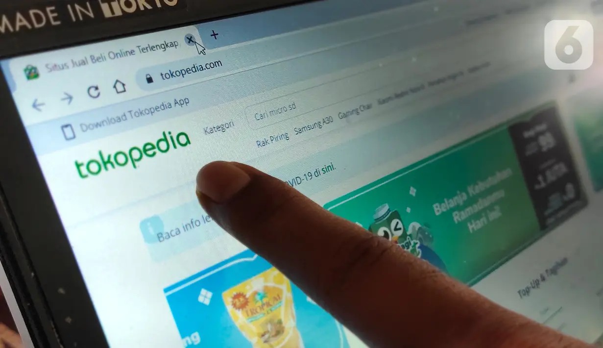Pelanggan mengecek website tokopedia di Tangerang, Senin (4/5/2020). Tokopedia baru saja diserang hacker, yang mana menyebabkan data kredensial sekitar 91 juta akun pengguna dan 7 juta akun merchant bocor. (Liputan6.com/Angga Yuniar)