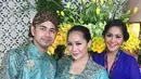 Raffi Ahmad dan Nagita Slavina tampak kompak dengan mengenakan kebaya berwarna biru. (via Instagram.com/cacatengker/)