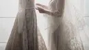 Gaun pengantin dengan kerah tinggi dan full renda yang disulam dengan tangan. Dan membutuhkan waktu 1.200 jam untuk pengerjaan sampai selesai. [Foto: Instagram @bridestory]