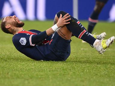 Neymar merupakan pemain yang memiliki keahlian dalam menggiring bola dan melewati lawan. Di sisi lain, pemain PSG tersebut juga dianggap sebagai sosok yang kerap melakukan diving karena gampang terjatuh jika bersentuhan dengan lawan, khususnya di dalam kotak pinalti. (Foto: AFP/Franck Fife)