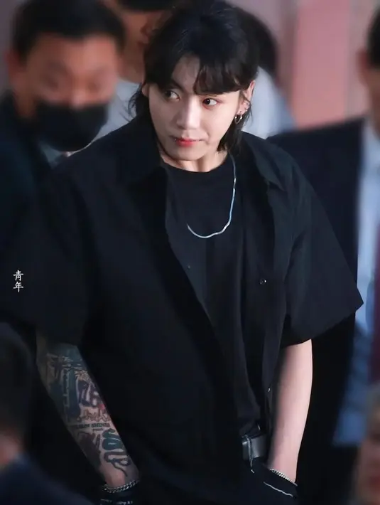 Jungkook BTS juga hadir dengan outfit serba hitam dan rambut wolf cut andalannya [@bts_army_fannpagee]