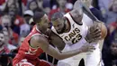 Pemain Houston Rockets, Trevor Ariza (kiri) mencoba merebut bola dari pemain Cavaliers, LeBron James (kanan)  pada laga NBA basketball game di Toyota Center, Houtson, (9/11/2017). Houtson menang  atas Cavs 117-113. (AP/Michael Wyke)