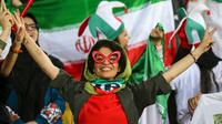 Ekspresi suporter wanita Iran saat mendukung Timnas Iran pada laga kualifikasi Piala Dunia 2022 kontra Kamboja, di Azadi Stadium, Kamis (10/10/2019). (AFP/Atta Kenare)