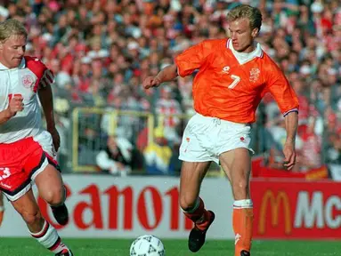 Henrik Larsen (kiri) mencetak 3 gol untuk meraih sepatu emas dan membawa Denmark menjuarai Piala Eropa 1992. (www.squawka.com)