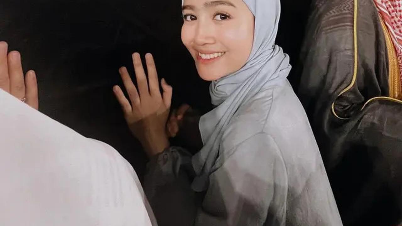 Potret 7 Artis Indonesia Pernah Pegang Ka'bah, Penuh Haru