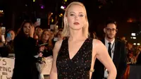 Jennifer Lawrence kenakan gaun cantik nan seksi di pemutaran perdana The Hunger Games: Mockingjay part 2 di London [foto: Mirror]