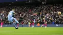 Pemain Manchester City Riyad Mahrez mencetak gol ke gawang Leicester City pada pertandingan sepak bola Liga Inggris di Etihad Stadium, Manchester, Inggris, Minggu (26/12/2021). Manchester City menang 6-3. (AP Photo/Scott Heppell)