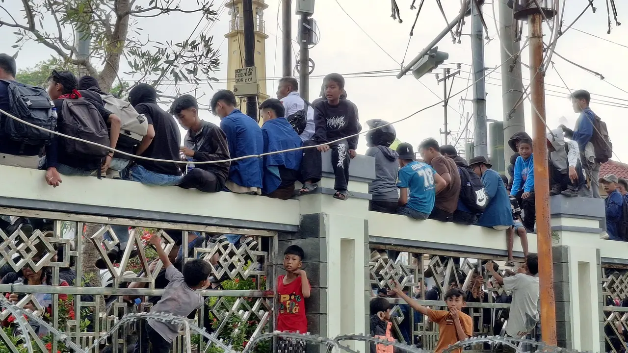 Anak-Anak SD Terlihat di Tengah Aksi Demo, Panjat Pagar DPRD Lampung