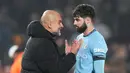 Pelatih Manchester City, Pep Guardiola, meluapkan kekecewaan kepada Josko Gvardiol, saat timnya ditahan imbang Brentford dalam laga pekan ke-21 Premier League 2024/2025 yang digelar di Gtech Community Stadium, Rabu (15/1/2025). (AP Photo/Alastair Grant)