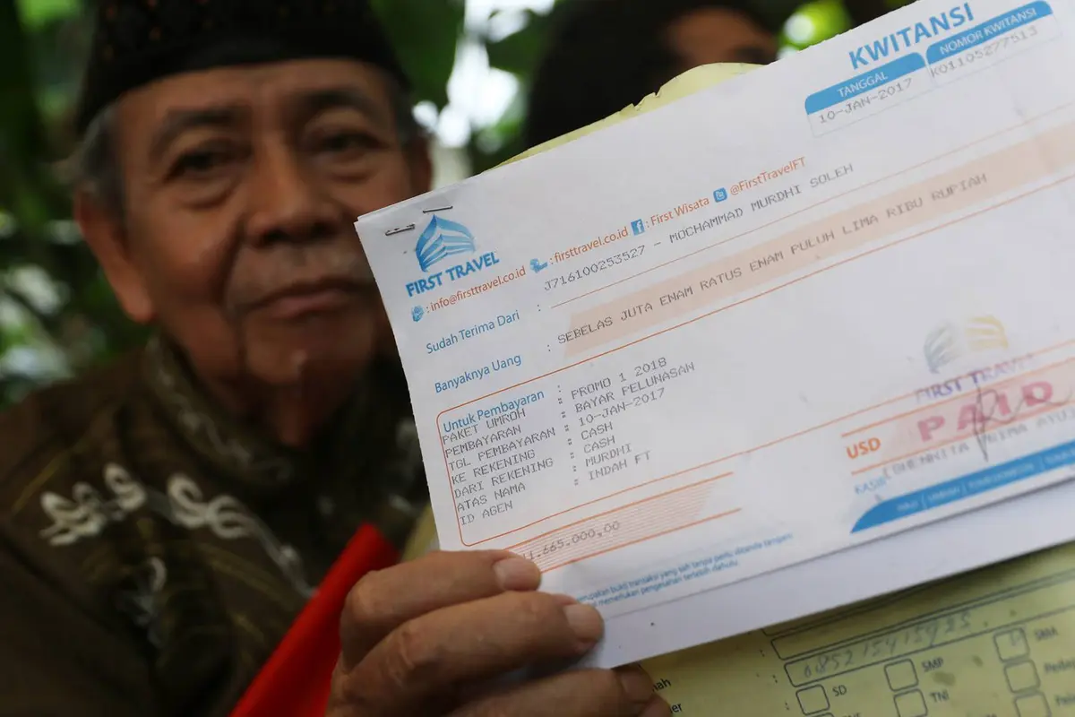 PHOTO: Pemilik First Travel Ditangkap, Calon Jemaah Terkatung - katung