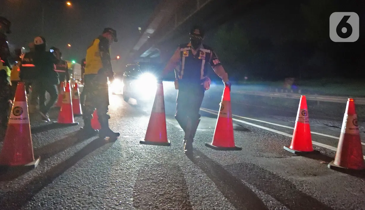 Suasana pemeriksaan SIKM di Tol Jakarta-Cikampek Km 47, Karawang, Jawa Barat, Kamis (28/5/2020). Petugas memutarbalikkan kendaraan menuju Jakarta yang tidak dilengkapi  SIKM Jakarta dalam upaya pencegahan COVID-19 sesuai Pergub DKI Jakarta Nomor 47 Tahun 2020. (Liputan6.com/Herman Zakharia)