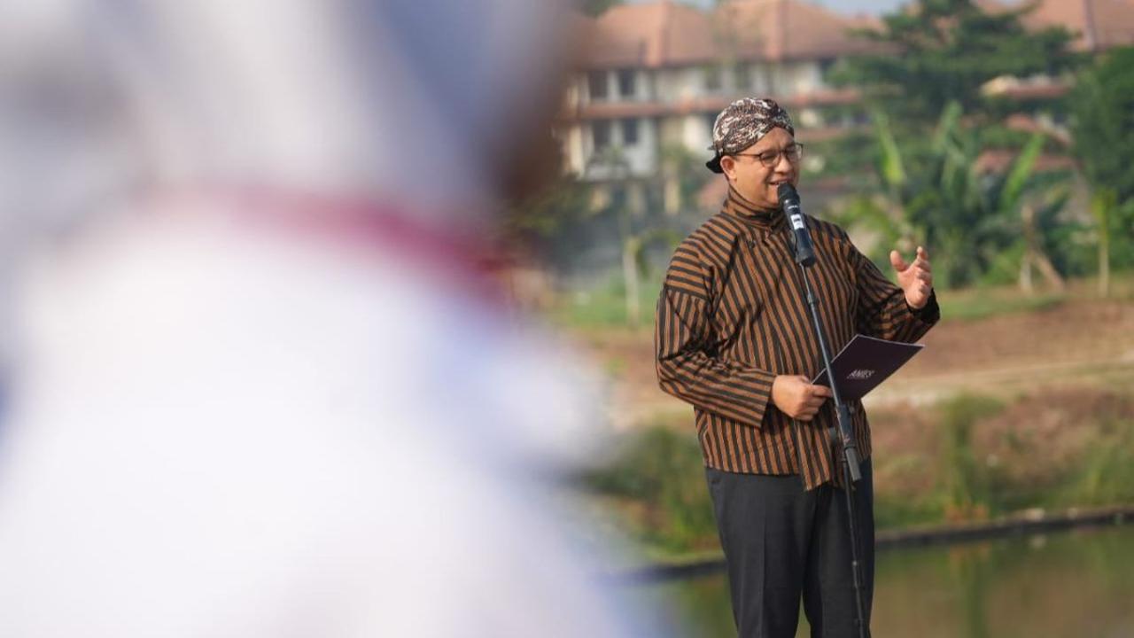 Anies Baswedan juga pernah berziarah ke makam Soeharto. Saat itu, masih menjabat Gubernur DKI Jakarta.