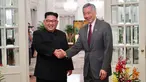 Perdana Menteri Singapura, Lee Hsien Loong bejabat tangan sambut kedatangan pemimpin Korea Utara Kim Jong-un di Istana Kepresidenan Singapura, Minggu (10/6). Kim Jong-un dan Donald Trump akan bertemu 12 Juni. (AFP Photo/HO/Kementerian Kominfo Singapura)