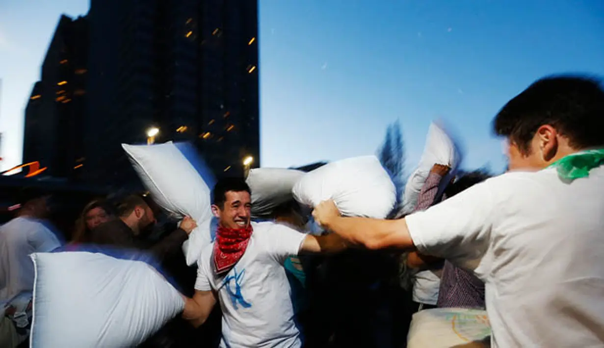Peserta perang bantal berusaha memukul rekannya pada perayaan  Hari Valentine di Justine Herman Plaza, San Francisco, Amerika Serikat, (14/2/2015). (REUTERS/Stephen Lam)
