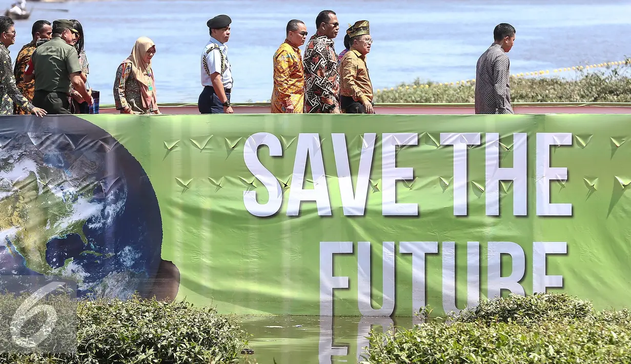 Wapres Jusuf Kalla berjalan usai pelepasan benih ikan patin di Sungai Siak, Kabupaten Siak, Riau (Jumat (22/7). Puncak Hari Lingkungan Hidup Sedunia 2016 ini diikuti oleh 300 sampan dan mengangkat tema "Go Wild for Life". (Liputan6.com/Faizal Fanani)