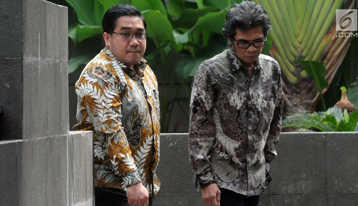 Dirut PT. Samantaka Batubara AM Rudi Herlambang (kanan) tiba memenuhi panggilan penyidik KPK di Jakarta, Selasa (30/4/2019). AM Rudi diperiksa sebagai saksi dalam kasus suap dugaan pembangunan PLTU Riau-1 yang menyeret Direktur Utama nonaktif PT PLN Sofyan Basir. (merdeka.com/Dwi Narwoko)