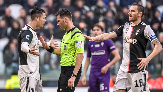 Pemain Juventus Cristiano Ronaldo (kiri) berdebat dengan wasit Fabrizio Pasqua pada pertandingan Liga Italia di Allianz Stadium, Turin, Italia, Minggu (2/2/2020). Ronaldo tampil memukau dengan menorehkan dua gol saat Juventus menang 3-0. (Marco Bertorello/AFP)