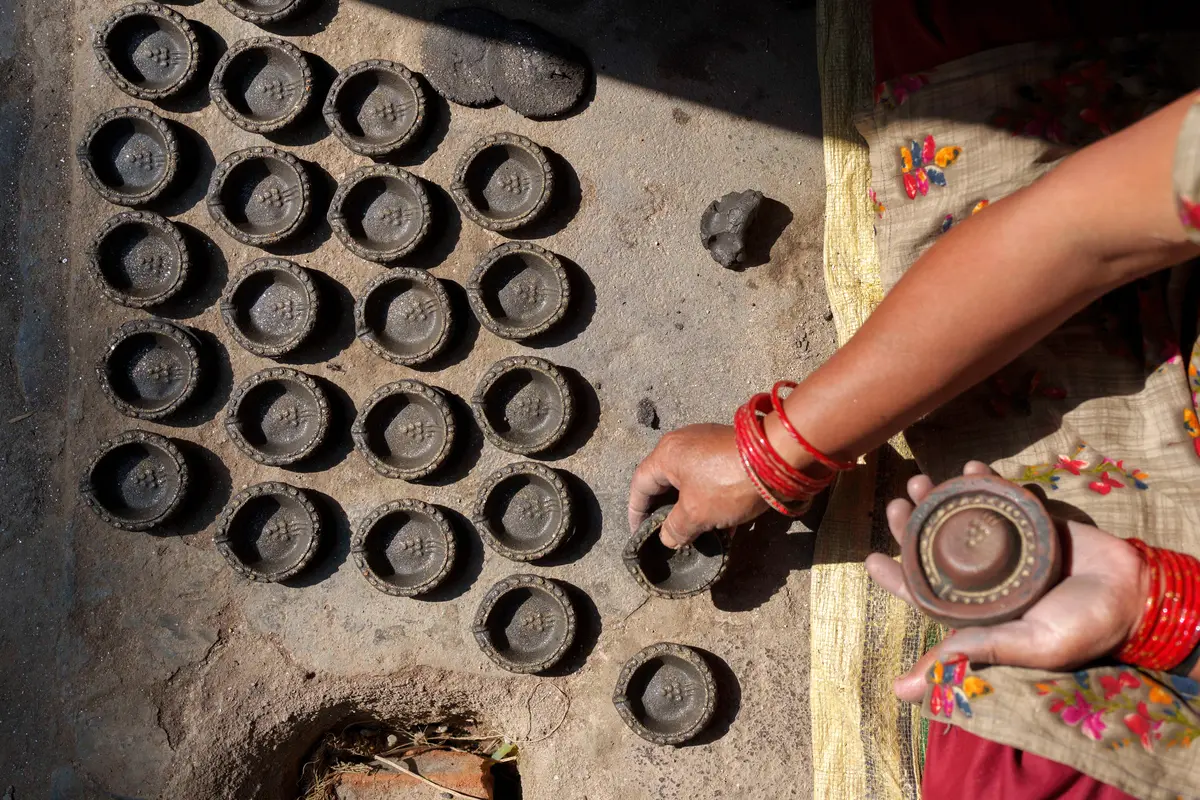 Melihat Pembuatan Lampu Tanah Jelang Festival Tihar di Nepal