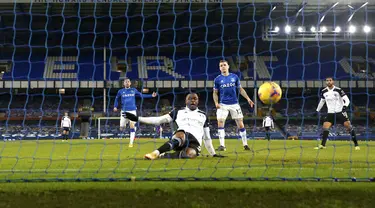 Pemain Fulham Josh Maja (tengah) mencetak gol ke gawang Everton pada pertandingan Liga Inggris di Goodison Park, Liverpool, Inggris, Minggu (14/2/2021). Everton kalah 0-2 dari Fulham. (Jason Cairnduff/Pool via AP)