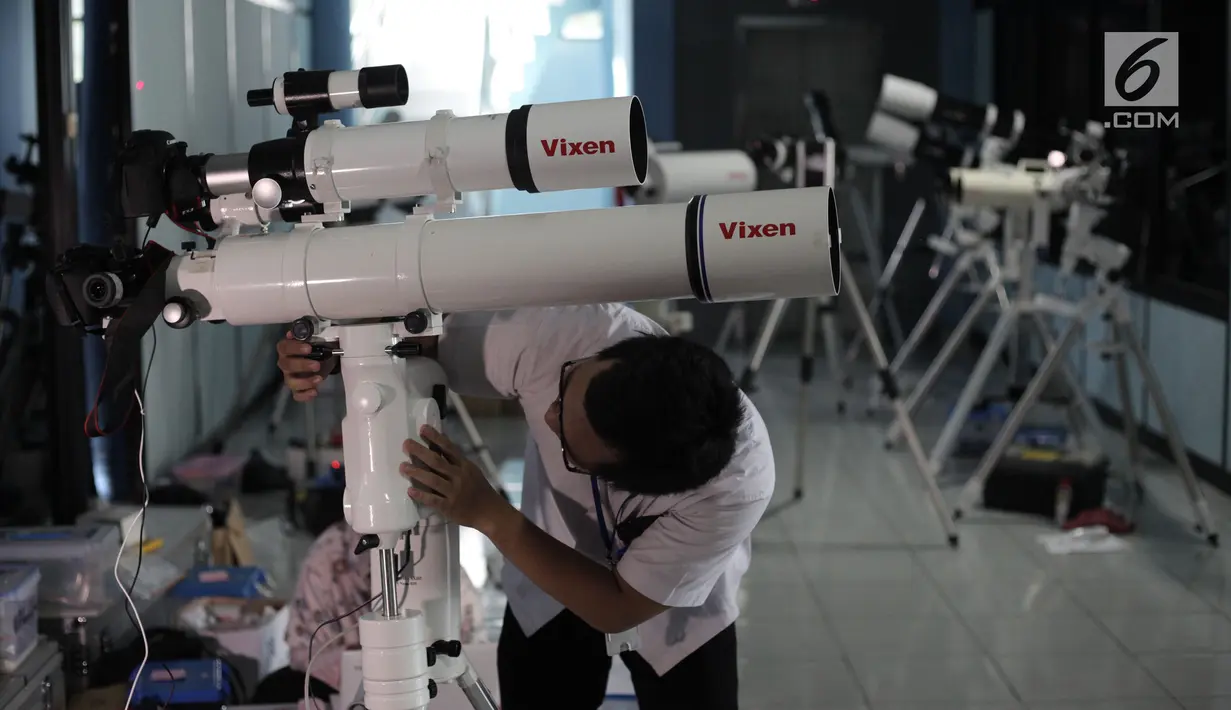 Petugas mempersiapkan teleskop yang akan digunakan untuk melihat fenomena Supermoon di Planetarium Jakarta, Selasa (30/1). Rencananya, acara nonton gerhana bulan langka besok di Planetarium Jakarta akan dimulai pukul 17.00 WIB.(Liputan6.com/Arya Manggala)