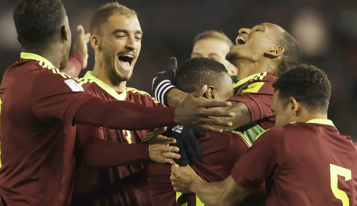 Para pemain Venezuela merayakan gol yang dicetak oleh John Murillo pada laga kualifikasi Piala Dunia 2018 di Stadion Monumental Antonio Vespucio Liberti, Rabu (6/9/2017). Argentina ditahan imbang 1-1 oleh Venezuela. (AP/Natacha Pisarenko)
