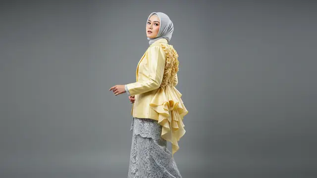 The Two-Tone Fusion: Blazer Organza Kombinasi Warna