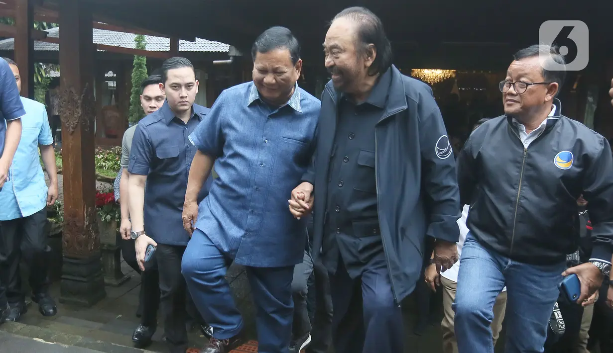 Ketua Umum Partai Gerindra Prabowo Subianto dan Ketua Umum Partai NasDem Surya Paloh bersiap melakukan konferensi pers usai menggelar pertemuan di Padepokan Garuda Yaksa, Hambalang, Bogor, Minggu (5/3/2023). Prabowo Subianto mengatakan, membahas Pemilu 2024 saat bertemu dengan Surya Paloh di kediamannya. (merdeka.com/Arie Basuki)