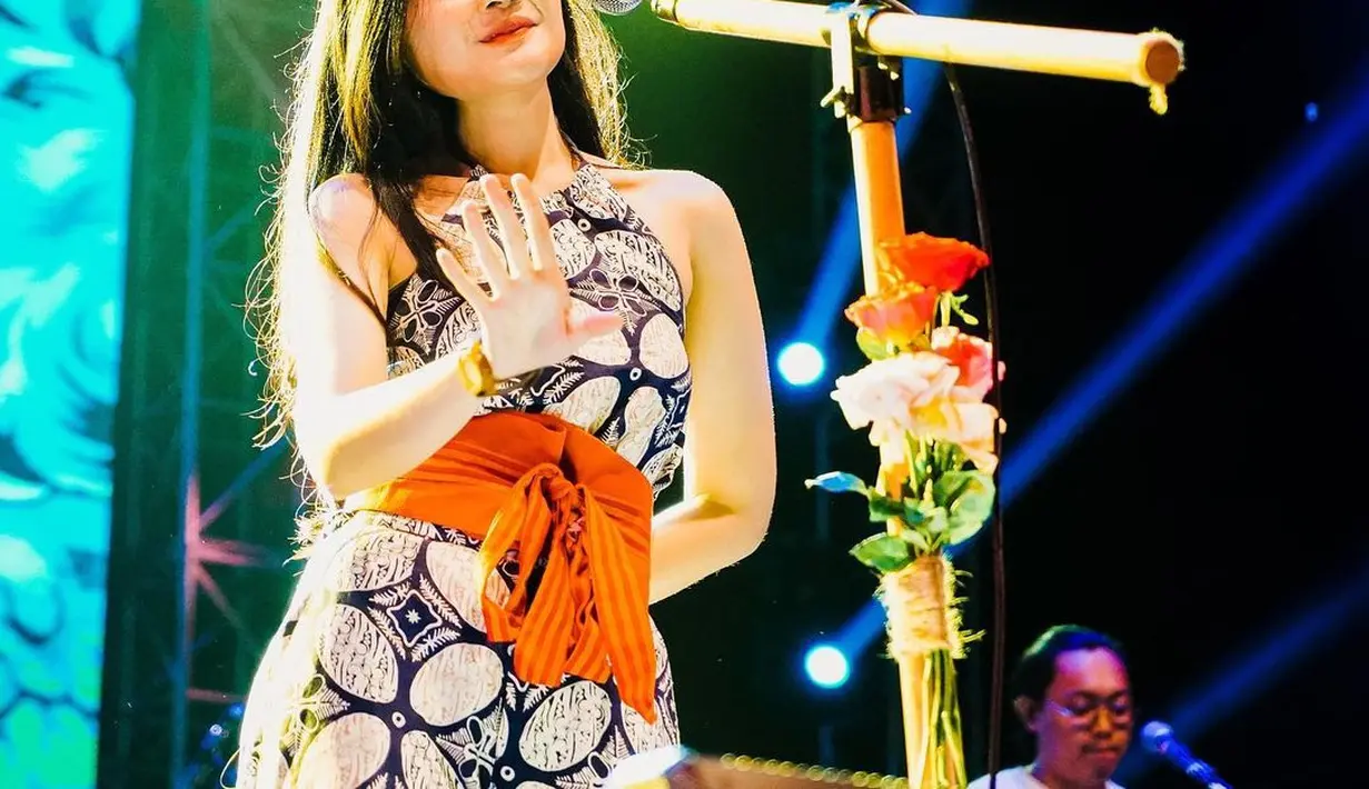 Fanny Soegiarto terlihat manis kenakan halterneck jumpsuit batik dan obi orange yang mencolok [@fannysoegi]