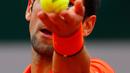 Petenis Serbia Novak Djokovic melakukan servis ke arah lawannya petenis Swiss Henri Laaksonen pada putaran kedua Prancis Terbuka 2019 di Stadion Rolland Garros, Kamis (30/5/2019). Djokovic untuk ke-14 kalinya melaju ke babak ketiga Prancis Terbuka usai menang 6-1, 6-4 6-3. (REUTERS/Kai Pfaffenbach)