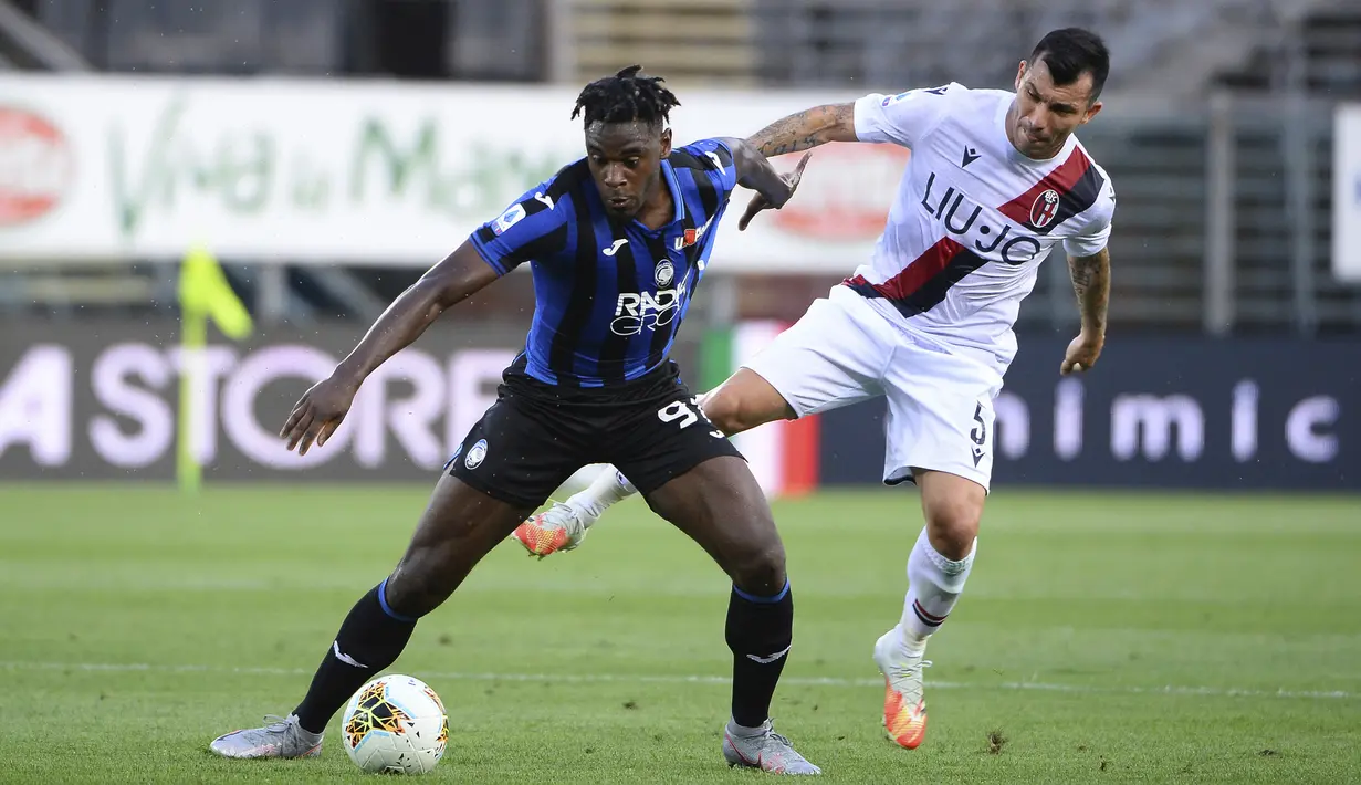 Pemain Bologna Gary Medel (kanan) berebut bola dengan pemain Atalanta Duván Zapata pada pertandingan Liga Italia Serie A di Stadion Gewiss, Bergamo, Italia, Selasa (21/7/2020). Atalanta menang 1-0 dan kembali menempati posisi dua klasemen. (Giuseppe Zanardelli/LaPresse via AP)