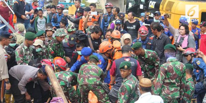 VIDEO: KRI Torina 680 Kirim Bantuan ke Sumur