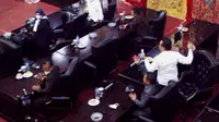 Tangkapan layar video paripurna DPRD Kabupaten Solok yang ricuh, Rabu (18/8/2021).